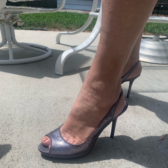 Touch of Nina silver glittery shoes, Sz 9 - Picture 3 of 5